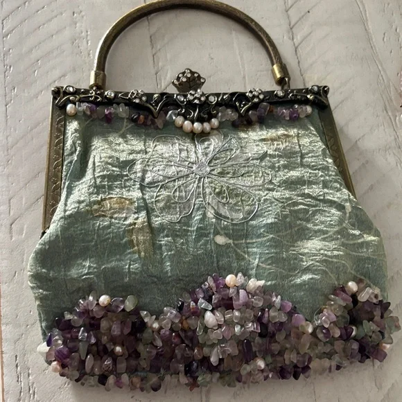 Elegant Beaded Handbag with Floral Embroidery - Picture 2 of 6
